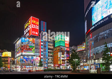 Tokio, Japan, 18. Mai 2019: Shinjuku bei Nacht. Der Großraum Tokio Fläche ist als die bevölkerungsreichsten Metropolregion der Welt. Stockfoto