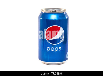 BERLIN - May 03: Nass kann von Pepsi oder Pepsi Cola trinken isoliert auf weißem Hintergrund in Berlin am 03. Juni. 2019 in Deutschland Stockfoto