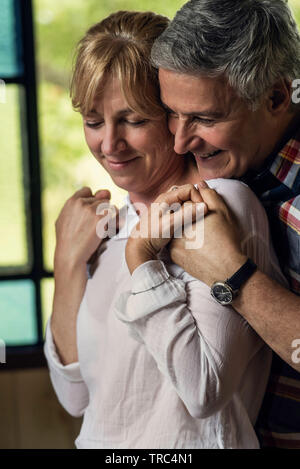 Paar, umarmen zu Hause Stockfoto