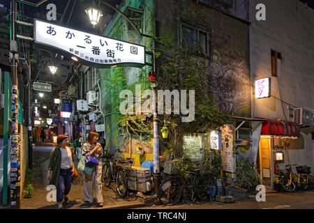 Tokio, Japan, 18. Mai 2019: Kleine Straßen von Shinjuku. Der Großraum Tokio Fläche ist als die bevölkerungsreichsten Metropolregion der Welt. Stockfoto