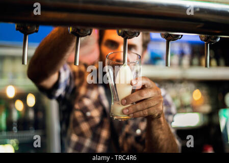 Close-up des Menschen Zeichnung Bier aus Tippen Stockfoto
