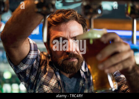 Mann Zeichnung Bier aus Tippen Stockfoto