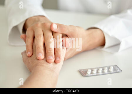Nahaufnahme der Hand Arzt, Patient Stockfoto