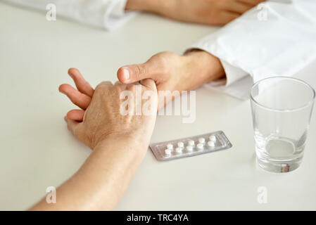 Nahaufnahme der Hand Arzt, Patient Stockfoto