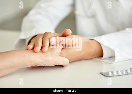 Nahaufnahme der Hand Arzt, Patient Stockfoto