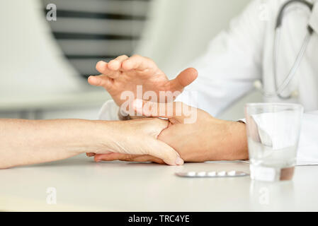 Nahaufnahme der Hand Arzt, Patient Stockfoto