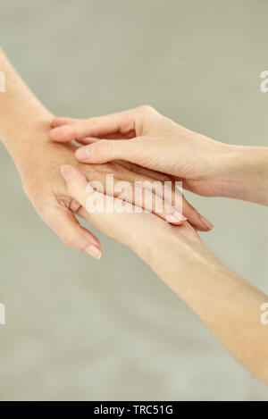 Krankenschwester Hand halten Patienten Stockfoto