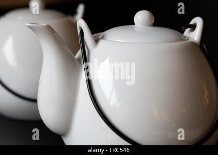 Weißer Wasserkocher oder Kaffee pots auf schwarzem Hintergrund Stockfoto