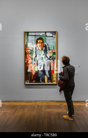 Oskar Kokoschka Portrait, Rückansicht einer Frau beim Betrachern des Selbstporträts von Oskar Kokoschka im Leopold Museum, Wien, Österreich. Stockfoto