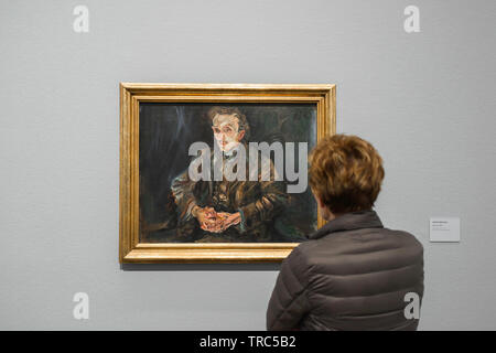 Kokoschka Wien, Rückansicht einer Frau auf der Suche nach Portrait von Adolf Loos von Oskar Kokoschka im Leopold Museum, Wien, Österreich. Stockfoto