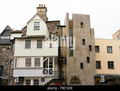 Gegenüberstellung alte und moderne Architektur mit John Knox Haus, Links und Scottish Storytelling Centre auf der rechten Seite auf der Royal Mile (Hohe Straße) in Edinburgh Stockfoto