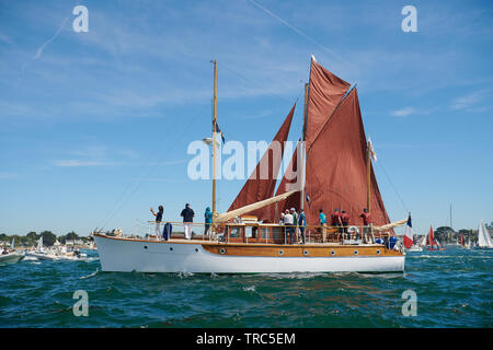 La grande Parade de La Semaine du Golfe 2019, dans le Golfe du Morbihan. - Die große Parade der Woche der Golf 2019, in den Golf von Morbihan. Stockfoto