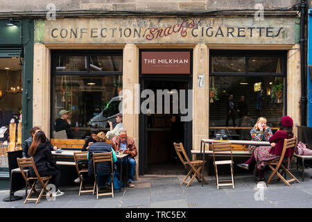 Außenansicht von Menschen in trendigen Der milchmann Cafe auf Cockburn Street in der Altstadt von Edinburgh, Schottland, Großbritannien Stockfoto