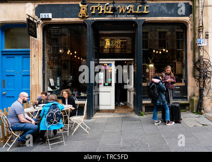 Außenansicht des Menschen in der Wand Cafe auf Cockburn Street in der Altstadt von Edinburgh, Schottland, Großbritannien Stockfoto