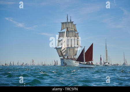 La grande Parade de La Semaine du Golfe 2019, dans le Golfe du Morbihan. - Die große Parade der Woche der Golf 2019, in den Golf von Morbihan. Stockfoto