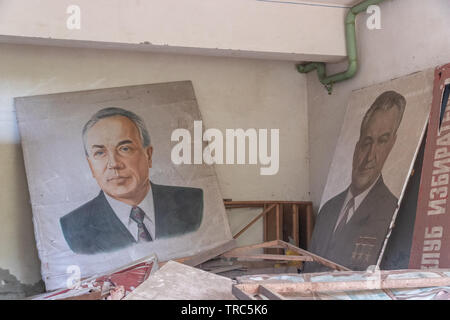 Kommunistische Plakate in Energetik Kulturpalast in Pripyat Sperrzone von Tschernobyl, Ukraine Stockfoto