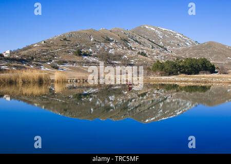 Blue Lake in den Abruzzen in der Nähe von Santo Stefano di Sessanio Stockfoto