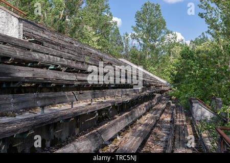 Stadion Avanhard in der verlassenen Stadt Pripyat in der Nähe des ehemaligen Kernkraftwerk Tschernobyl Tschernobyl Sperrzone, Ukraine Stockfoto