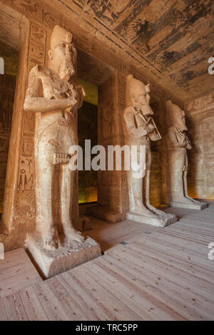 Eingabe der Säulenhalle des großen Tempels von Abu Simbel Stockfoto