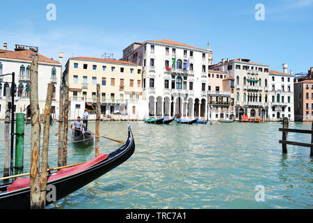 Venedig / Italien - Mai 8, 2015: Blick auf den Grand Canal Das Leben in der Stadt an einem sonnigen Frühlingstag. Stockfoto