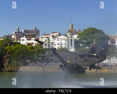 Sevilla, Spanien, 31. Mai 2019: CH 47 Chinook Hubschrauber von der spanischen Armee in militärischen Ausstellung anlässlich des Tages der Streitkräfte auf der Stockfoto