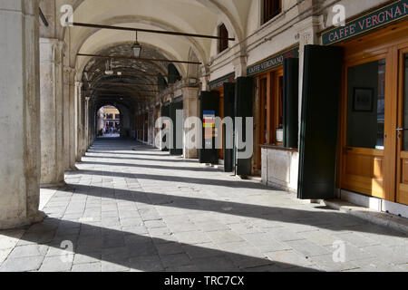 Venedig / Italien - Mai 8, 2015: Schöne Innenansicht nach Venedig Alte Galerie mit Cafés und Bars. Stockfoto