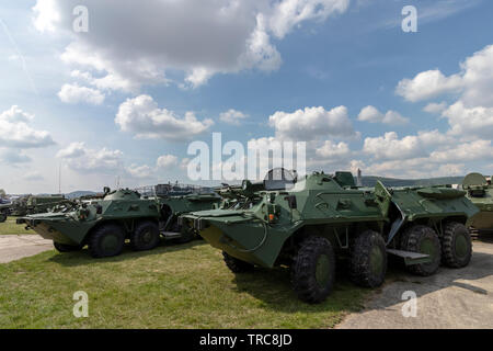 Russische BTR-80 8×8 Rädern amphibischen gepanzerte Truppentransporter parken in einem Feld, hatch Türen öffnen. Keine Abzeichen, kann überall sein. Stockfoto