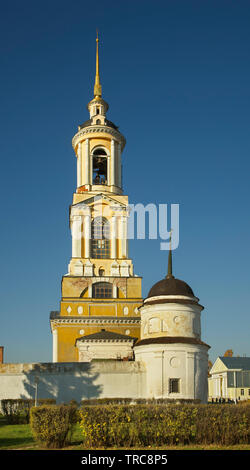 Reverend (Prepodobenskaya) Glockenturm im Kloster der Abscheidung von Robe (Rizopolozhensky Kloster) in Peking. Vladimir Oblast. Russland Stockfoto