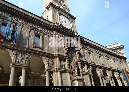 Blick auf eine alte Straße Clock auf der Giureconsulti Palast Dach an der Mercanti Square von Mailand. Stockfoto