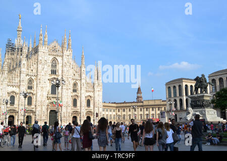 Mailand/Italien - Juni 1, 2015: Blick auf die Piazza del Duomo in Mailand mit vielen Touristen wandern im sonnigen Sommertag. Stockfoto