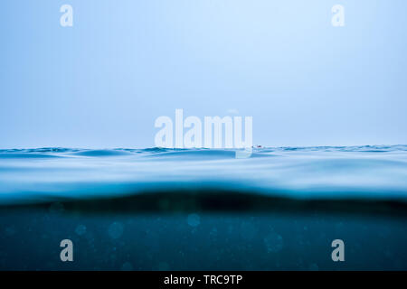 Blue Wave Oberfläche auf Meer Hintergrund Stockfoto