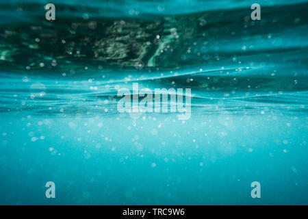 Unterwasser Aqua Wave Oberfläche Zusammenfassung Hintergrund Stockfoto