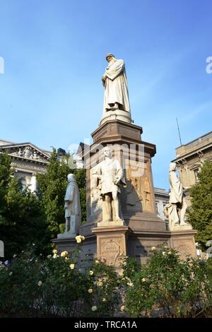 Nahaufnahme auf das Denkmal von Leonardo da Vinci an der Piazza della Scala in Mailand. Stockfoto