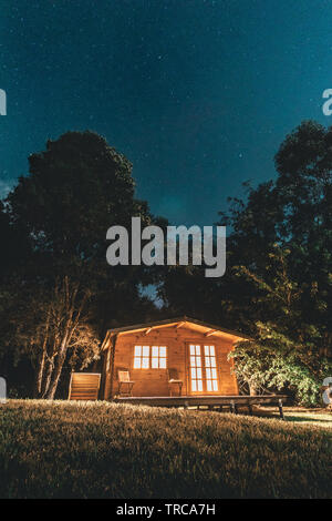 Hütte im Wald unter dem Nachthimmel, Diamond Beach, New South Wales Stockfoto