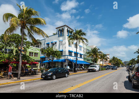 Miami, FL, USA - 19. April 2019: Das Leben auf der Straße im historischen Art déco-Viertel von Miami South Beach mit Hotels, Cafes und Restaurants am Meer D