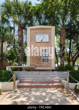 Palmen und Art Deco Architektur am Ocean Drive in Miami South Beach mit Datum Uhr Thermometer in Florida, Vereinigte Staaten von Amerika Stockfoto