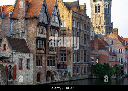 Die rozenhoedkaai (Kai Rosenkranz) Canal in Brügge mit dem klassischen mittelalterlichen Gebäuden und Belfried von Brügge im Hintergrund. Stockfoto