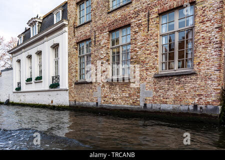 Mittelalterliche Häuser auf Kanal Groenerei haften rechts aus dem Wasser in Brügge, Belgien. Stadtbild von Brügge Straßen erschossen vom Boot aus. Stockfoto