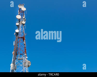 Drahtlose GSM-Antenne Tower mit Kopie Raum Stockfoto
