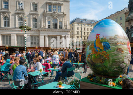 Wien Ostermarkt, Blick auf die Menschen im Cafe Tabellen in der Ostermarkt am Hof sitzen in der Mitte der Stadt von Wien, Wien, Österreich. Stockfoto