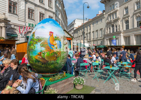 Wien Ostermarkt, Blick auf die Menschen im Cafe Tabellen in der Ostermarkt am Hof sitzen in der Mitte der Stadt von Wien, Wien, Österreich. Stockfoto