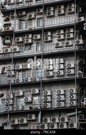 Mehrere Klimaanlagen auf einem Haus in Seoul Stockfoto