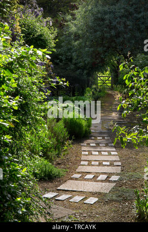 Ziegel und Kies weg Inset in Kies in englischer Garten, England Stockfoto