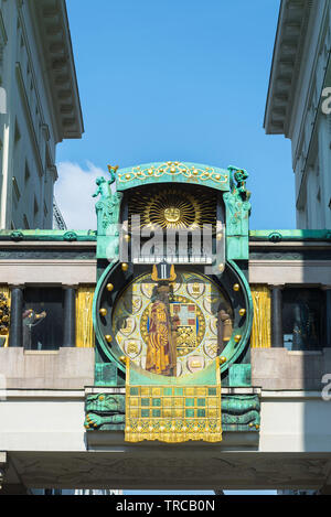 Ankeruhr Wien, Blick auf die Ankeruhr (ankeruhr), eine große Jugendstil Uhr in Hoher Markt in die Innere Stadt, Wien, Österreich. Stockfoto