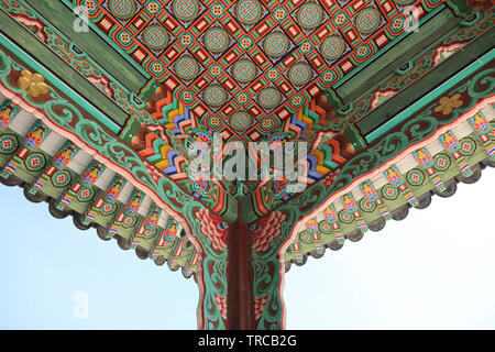 Bunte Ecke einer Decke in Changgyeonggung-palast Palace, Seoul, Südkorea Stockfoto