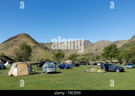 Sykeside Campingplatz und die Aussicht auf hohe hartsop Dodd, Taube Crag und Hart-Crag, Lake District, Cumbria, Großbritannien Stockfoto