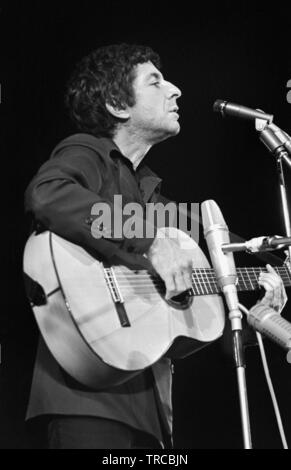 AMSTERDAM, NIEDERLANDE: Leonard Cohen führt live auf der Bühne in Amsterdam, Niederlande, 1975 (Foto Gijsbert Hanekroot) Stockfoto