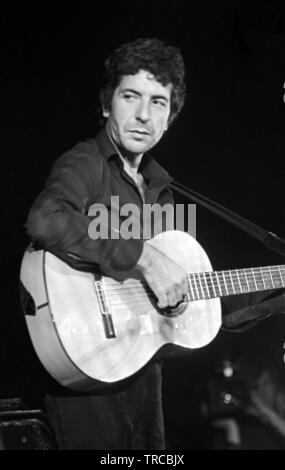 AMSTERDAM, NIEDERLANDE: Leonard Cohen führt live auf der Bühne in Amsterdam, Niederlande, 1975 (Foto Gijsbert Hanekroot/Redferns) Stockfoto