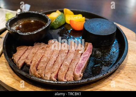 Rindfleisch medium Steak auf dem heißen Stein geschnitten Pan im japanischen Restaurant Stockfoto