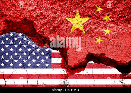 Flagge der USA und China auf Risse im Hintergrund. Konzept der Krise zwischen zwei Nationen, Washington und Peking Stockfoto